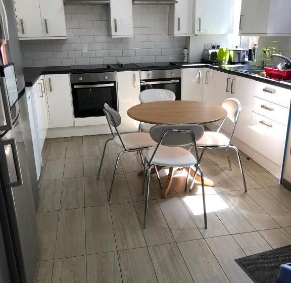 Пансион Double Room Near City Centre With Extra Lounge Area