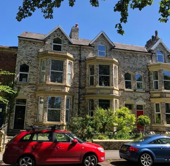 Пансион Double Room Near City Centre With Extra Lounge Area