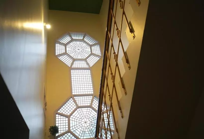 Palace Hostel By Borrbo