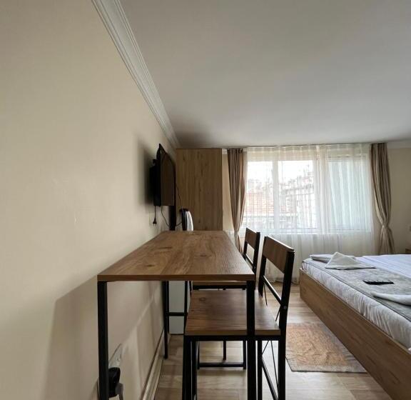 9 ) Taksim’de şık Tasarım Otel Odası