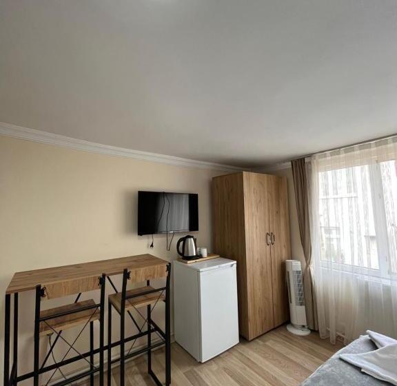 9 ) Taksim’de şık Tasarım Otel Odası