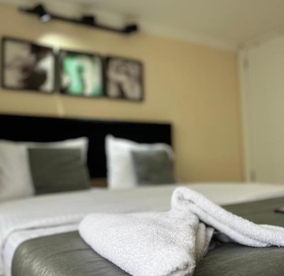 9 ) Taksim’de şık Tasarım Otel Odası