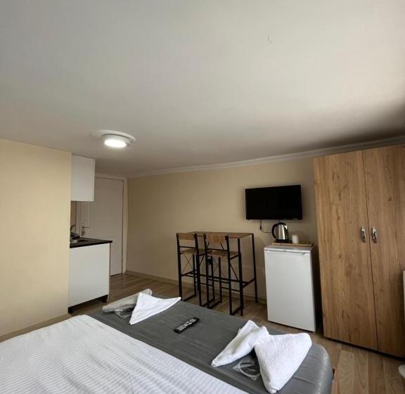 9 ) Taksim’de şık Tasarım Otel Odası