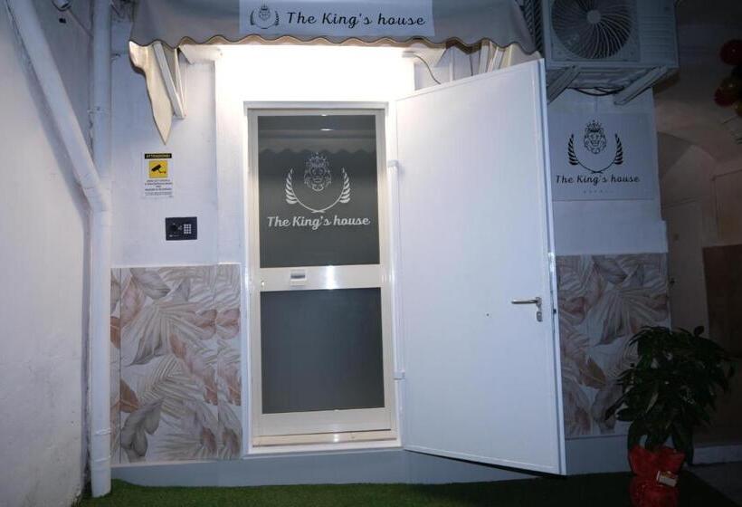 تختخواب و صبحانه The King S House