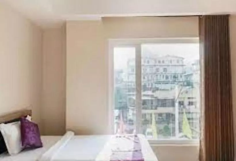 ホテル The Kalyaniz Guwahati