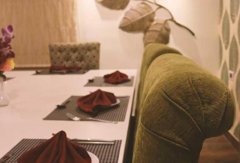 ホテル The Kalyaniz Guwahati