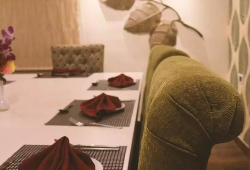 ホテル The Kalyaniz Guwahati