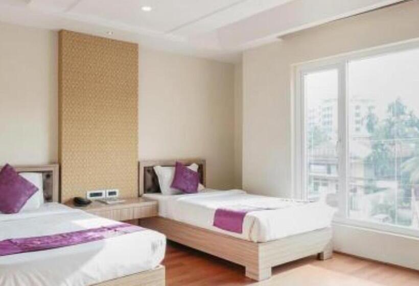 ホテル The Kalyaniz Guwahati