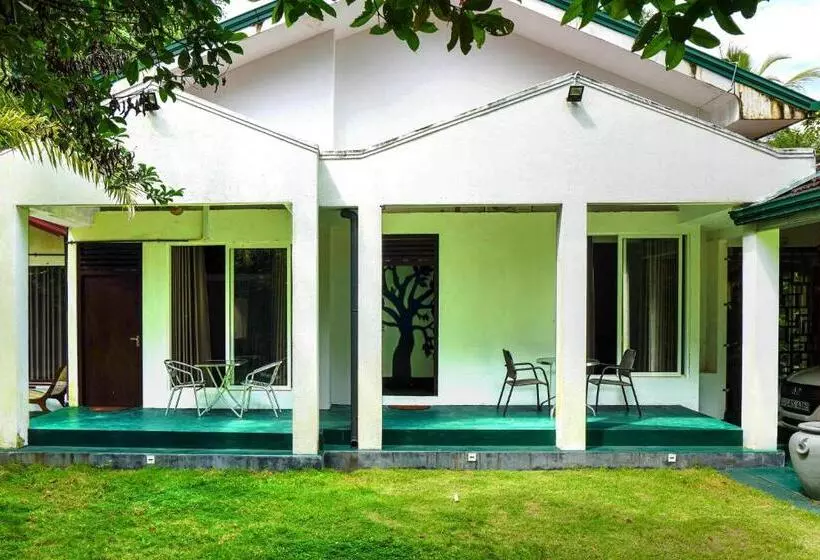 ペンション Villa Nadya Guesthouse