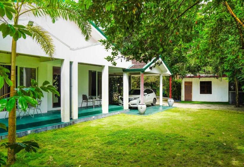 بنسيون Villa Nadya Guesthouse