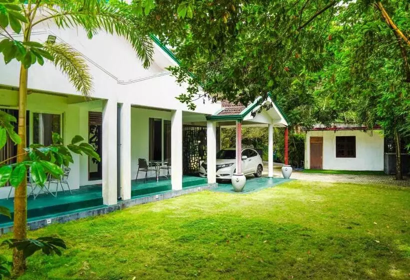 ペンション Villa Nadya Guesthouse