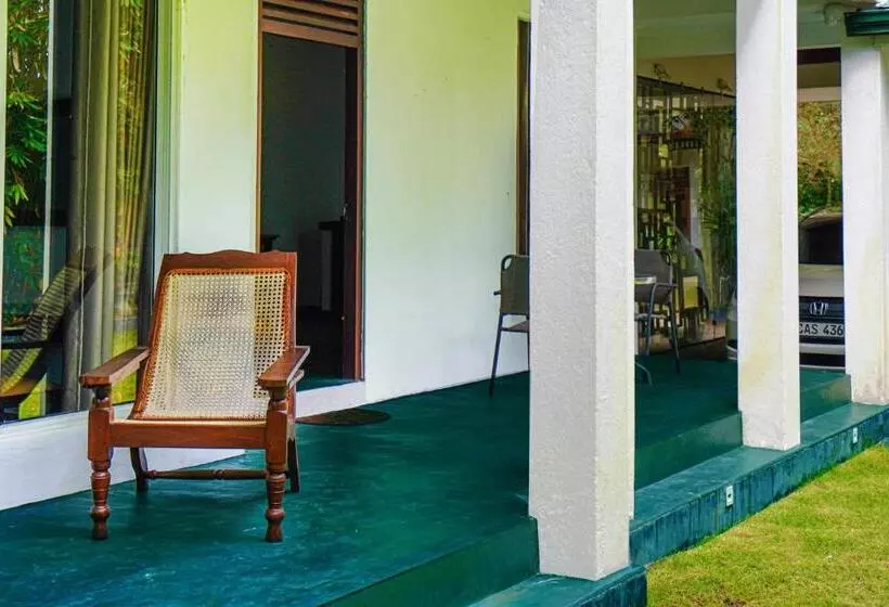 ペンション Villa Nadya Guesthouse
