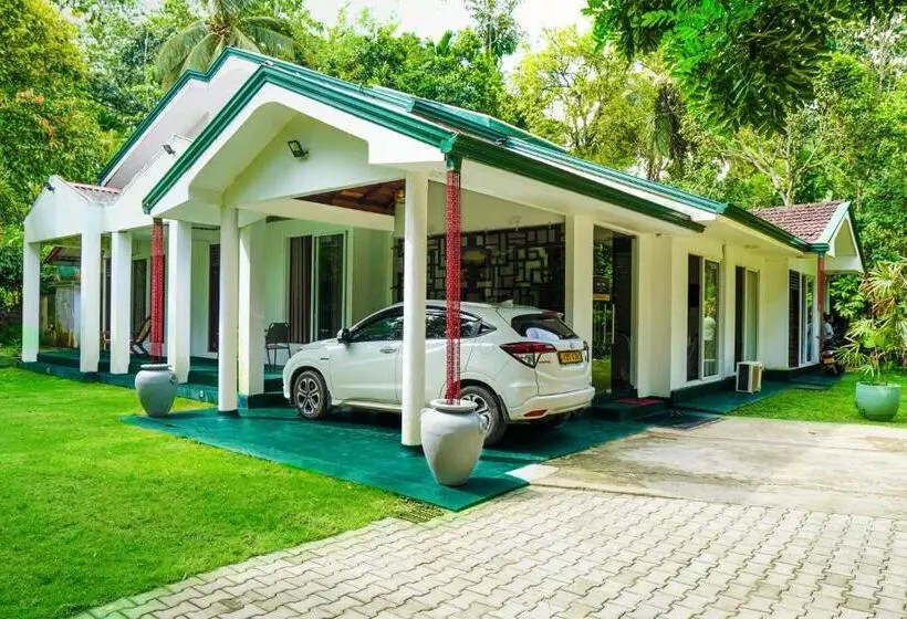 ペンション Villa Nadya Guesthouse