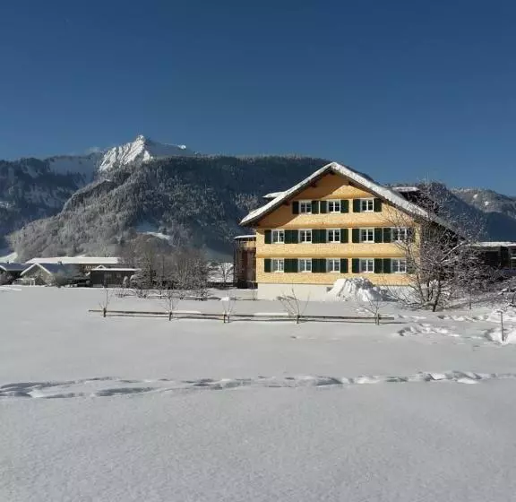 ホテル Gästehaus Appartements Egender