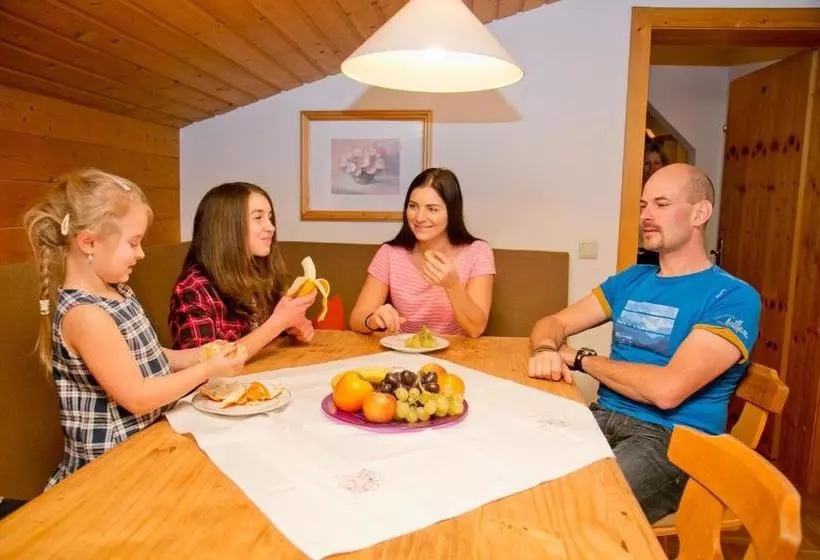 ホテル Appartement Ferienhof Ortnergut
