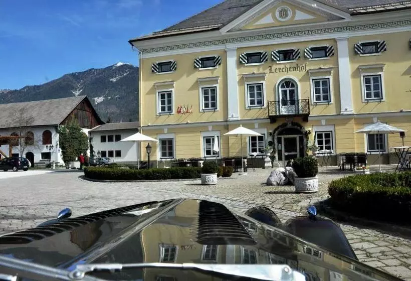 Hotelli Schloss Lerchenhof