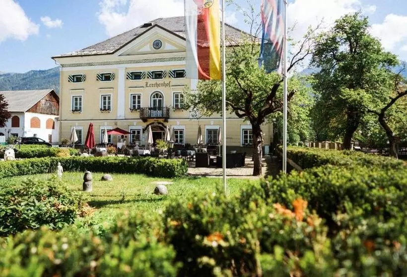 Hotelli Schloss Lerchenhof