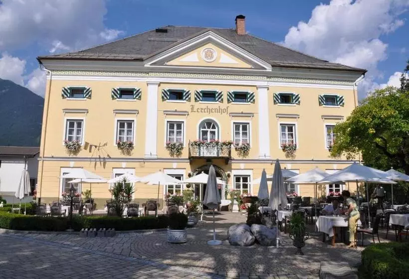 Hotelli Schloss Lerchenhof