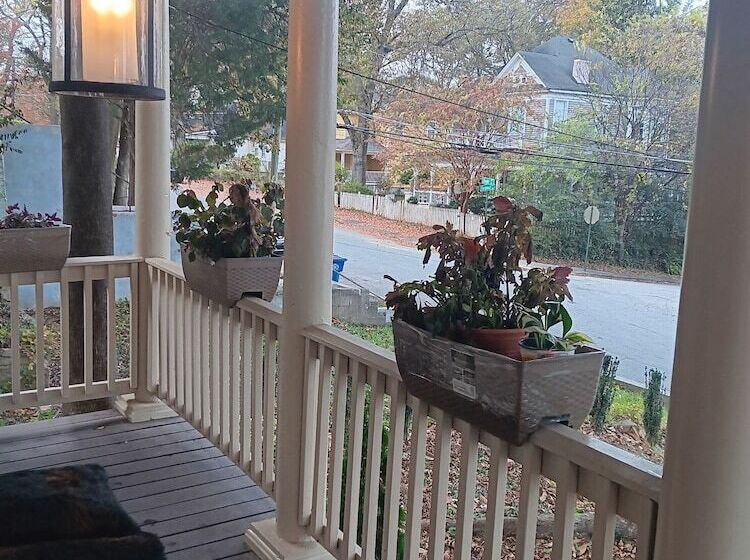 تختخواب و صبحانه Downtown Abbey @ Dodd