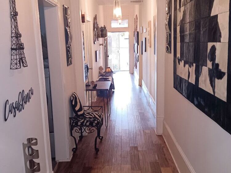 تختخواب و صبحانه Downtown Abbey @ Dodd