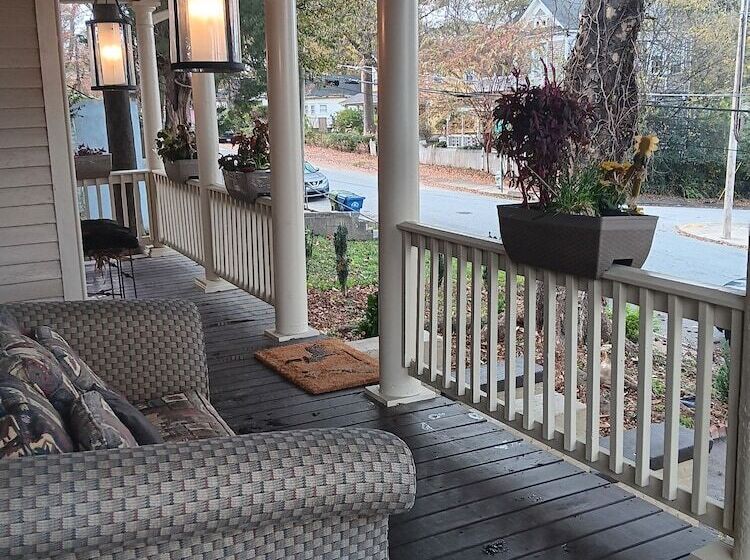 تختخواب و صبحانه Downtown Abbey @ Dodd