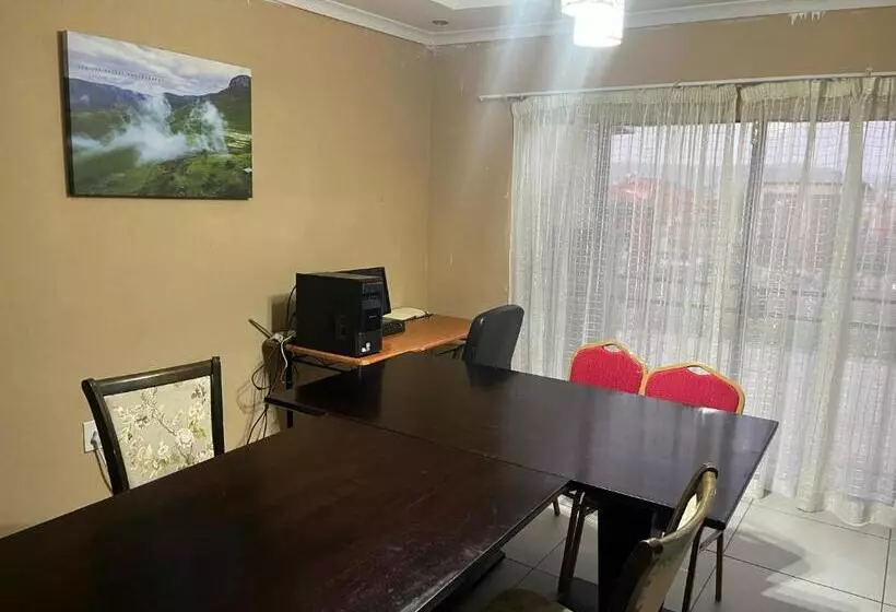 تختخواب و صبحانه Mphatlalatsane Bnb