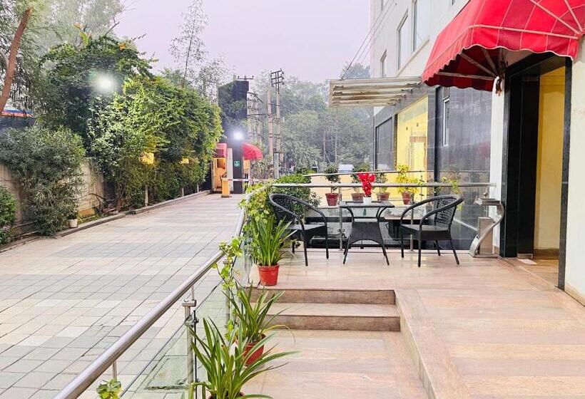 Corus Hotel & Banquets   Sector 14, Gurgaon Couple Friendly