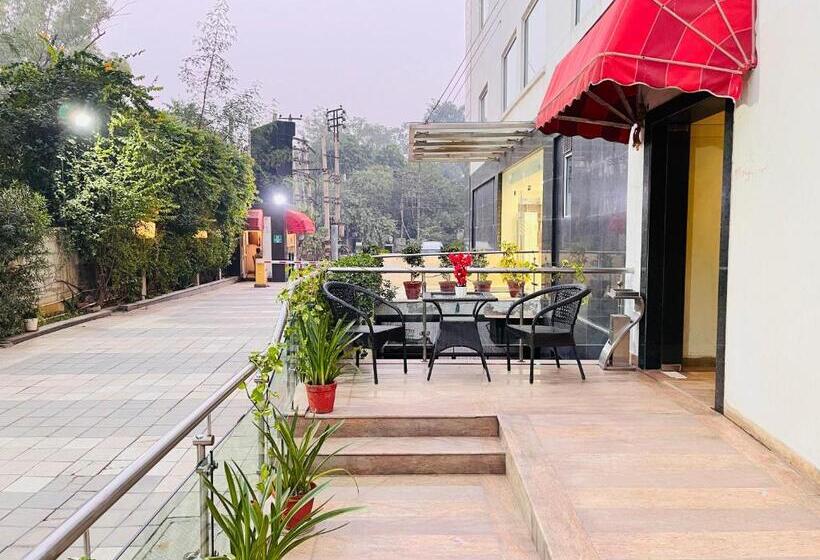 Corus Hotel & Banquets   Sector 14, Gurgaon Couple Friendly