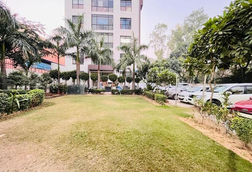Corus Hotel & Banquets   Sector 14, Gurgaon Couple Friendly