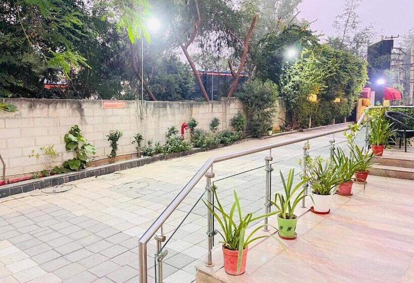 Corus Hotel & Banquets   Sector 14, Gurgaon Couple Friendly