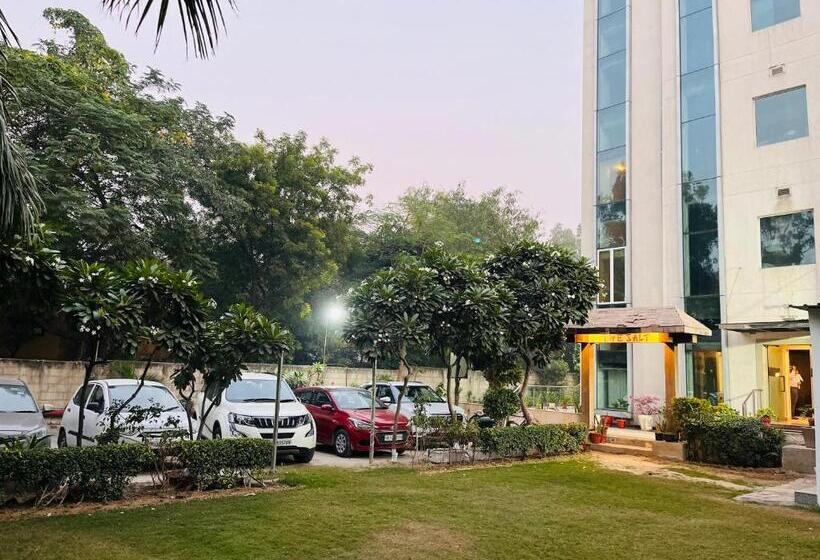 Corus Hotel & Banquets   Sector 14, Gurgaon Couple Friendly