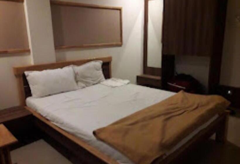 ホテル Jaltarang Kalmath