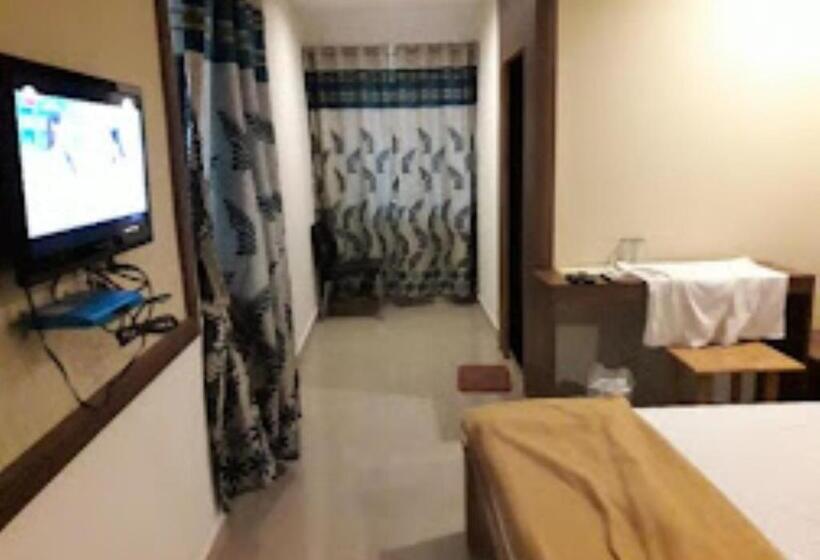 ホテル Jaltarang Kalmath