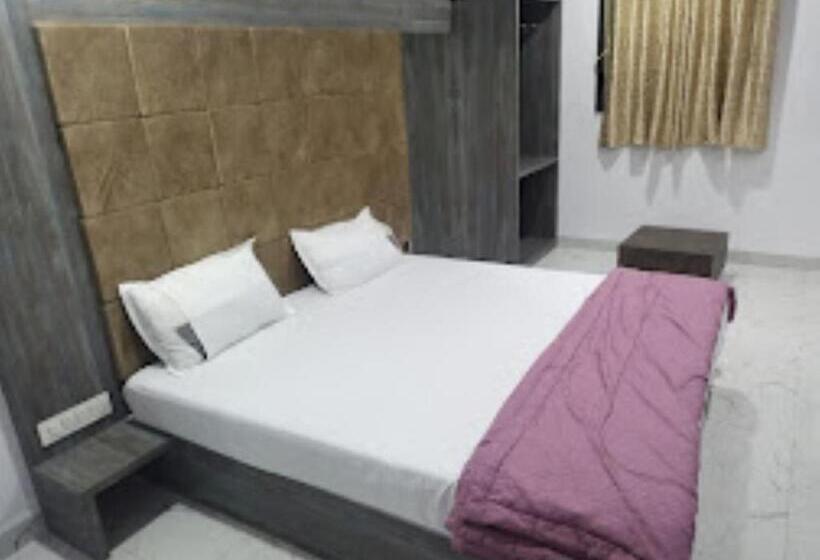 Отель Nandan Lodge, Tuljapur