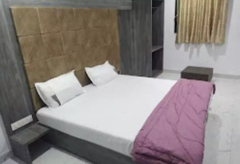 Hotelli Nandan Lodge, Tuljapur