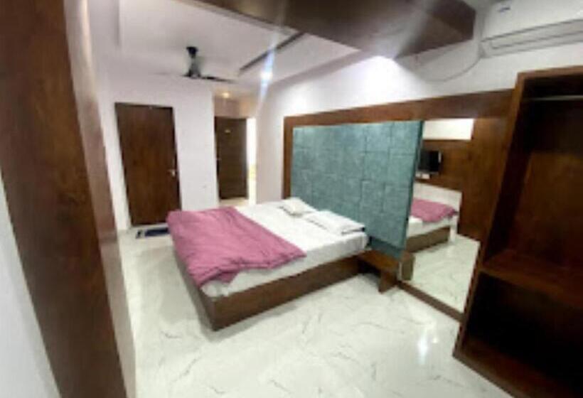 Отель Nandan Lodge, Tuljapur