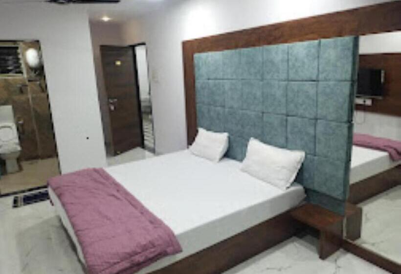 Отель Nandan Lodge, Tuljapur