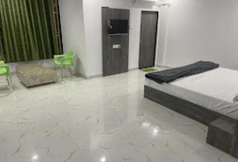 Отель Nandan Lodge, Tuljapur