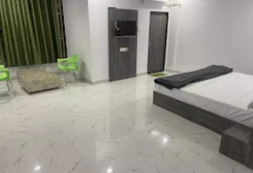 Hotelli Nandan Lodge, Tuljapur