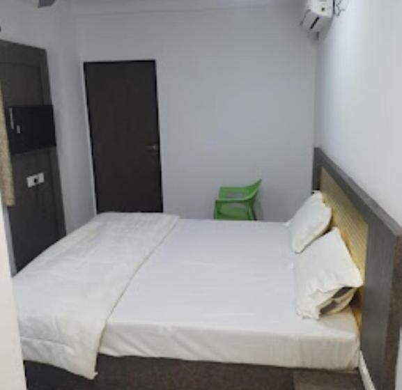 Отель Nandan Lodge, Tuljapur