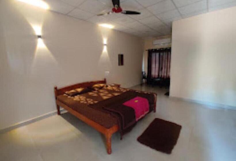 酒店 Rehoboth Resort, Malvan