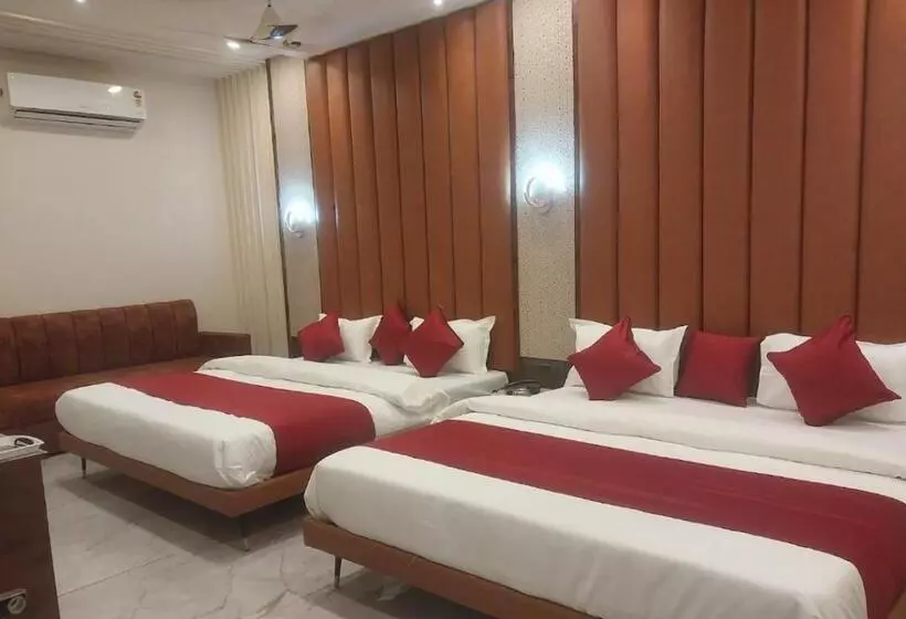 ホテル Satpura Inn