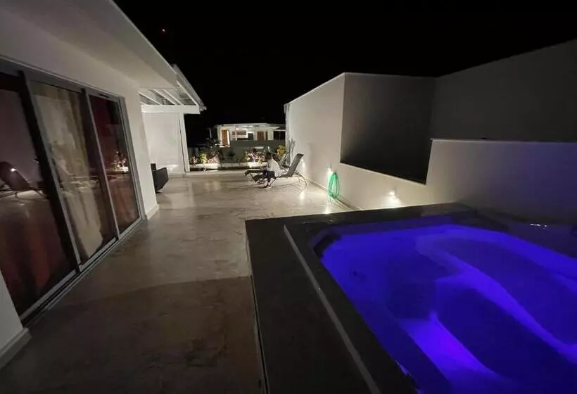 Los Peacocks Premier Accommodations