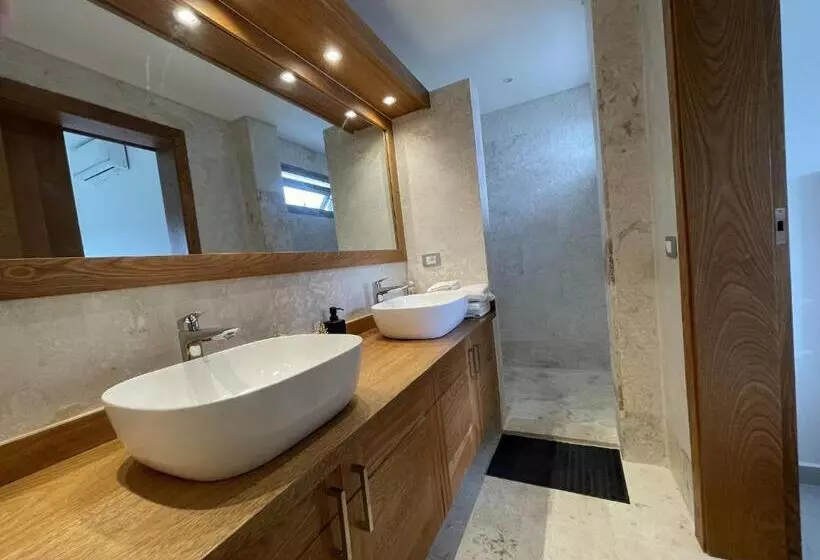 Los Peacocks Premier Accommodations