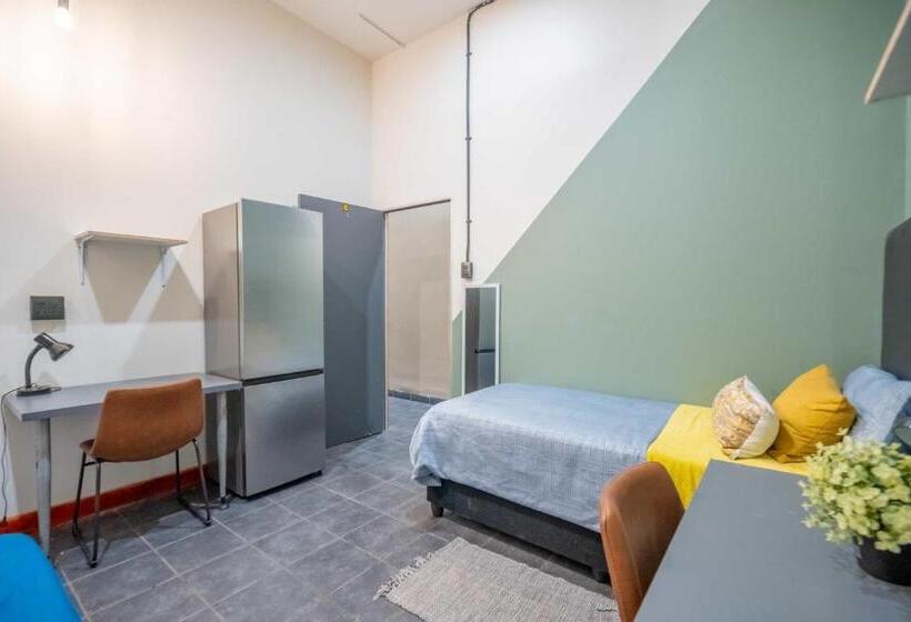 הוסטל Aliwal House