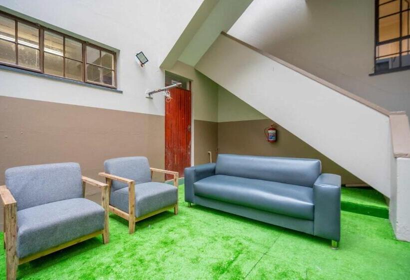 הוסטל Aliwal House