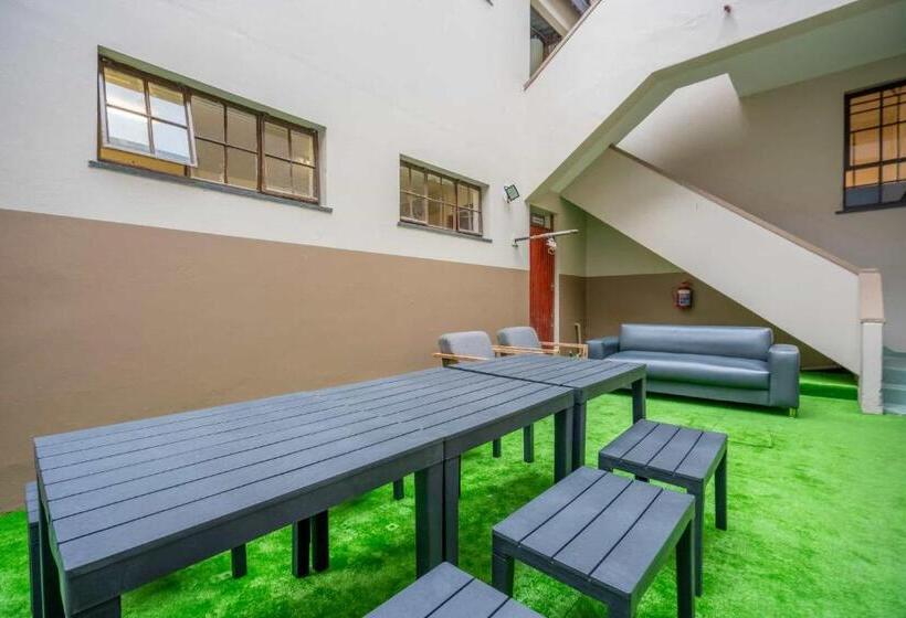 הוסטל Aliwal House