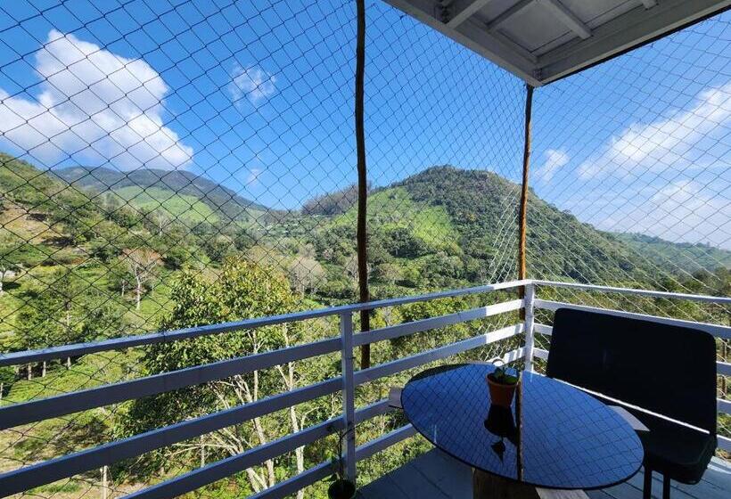 פנסיון Blue Hills Castle