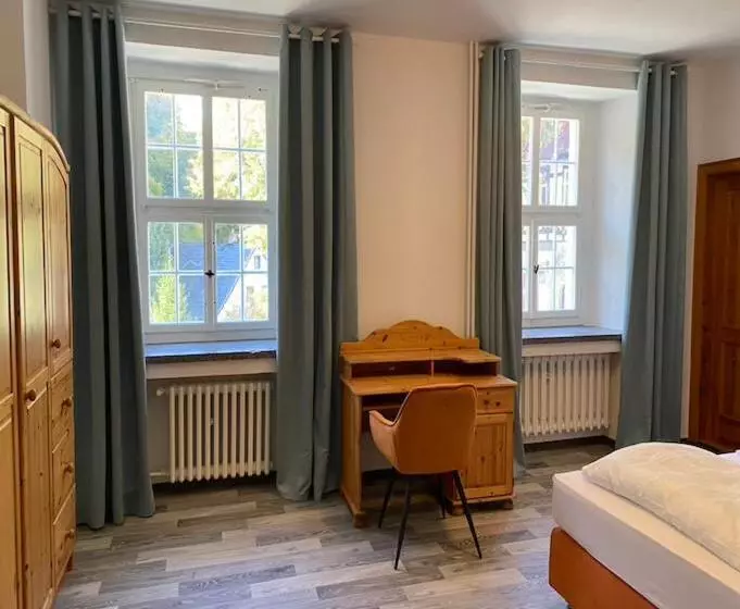 Aamiaismajoitus (B&B) Kavaliershaus Neben Schloss Rauenstein