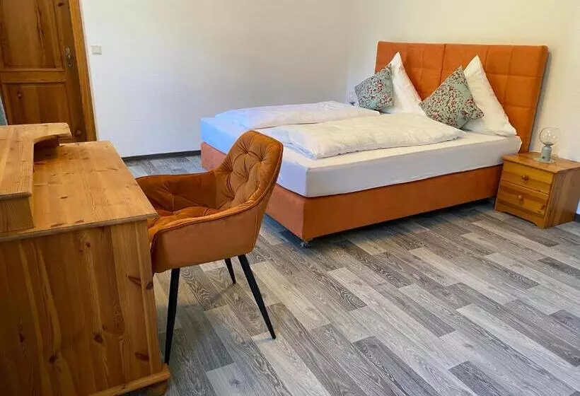 Aamiaismajoitus (B&B) Kavaliershaus Neben Schloss Rauenstein